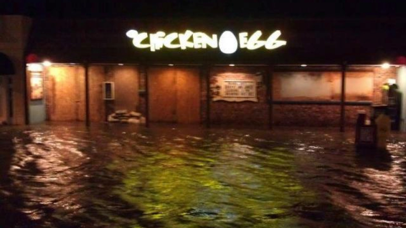 Illustration for article titled A Before-And-After Photo Of My Favorite Jersey Shore Restaurant Underwater